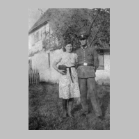104-0049 Gertrud und Fritz Packhaeuser in Stobingen 1944.jpg